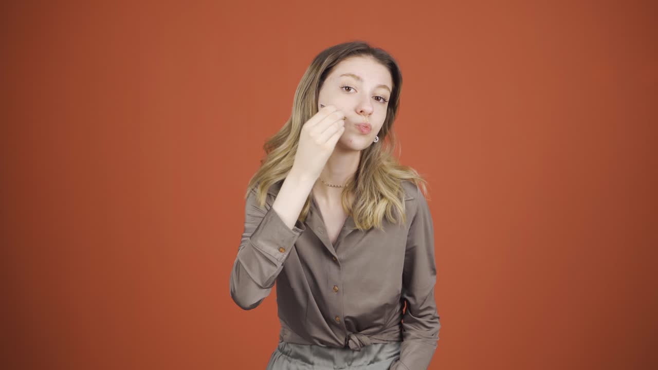 젊은 여자는 자신을 돌보고, 잘 정비되어 있습니다.