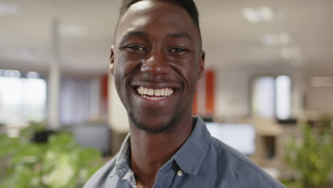 Retrato-De-Un-Hombre-De-Negocios-Afroamericano-Casual-Sonriendo-En-La-Oficina,-Cámara-Lenta-Con-Espacio-Para-Copiar