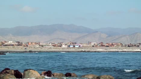 paisaje marino azul y ciudad costera en la costa de atacama en el norte de chile