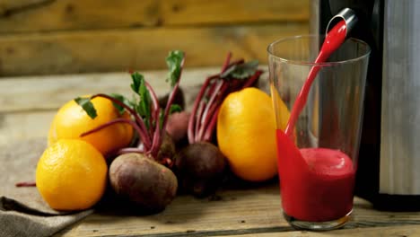 el fabricante de jugo vierte jugo en el vaso 4k