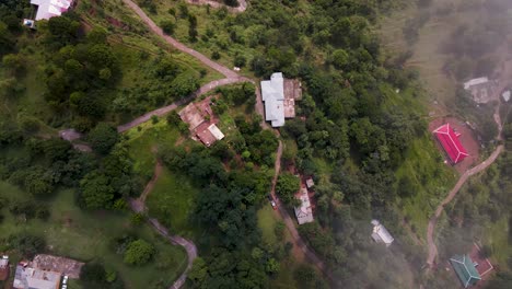 Encanto-Rústico-De-Las-Cabañas-En-La-Cima-De-La-Colina-De-Murree-A-Través-De-Las-Nubes