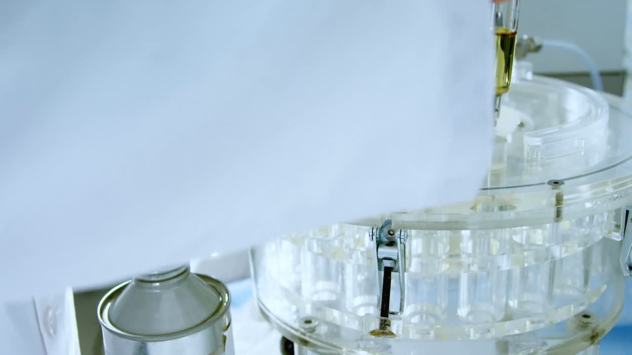 남성 과학자가 4k 의약품 병에 용액을  ⁇ 습니다.