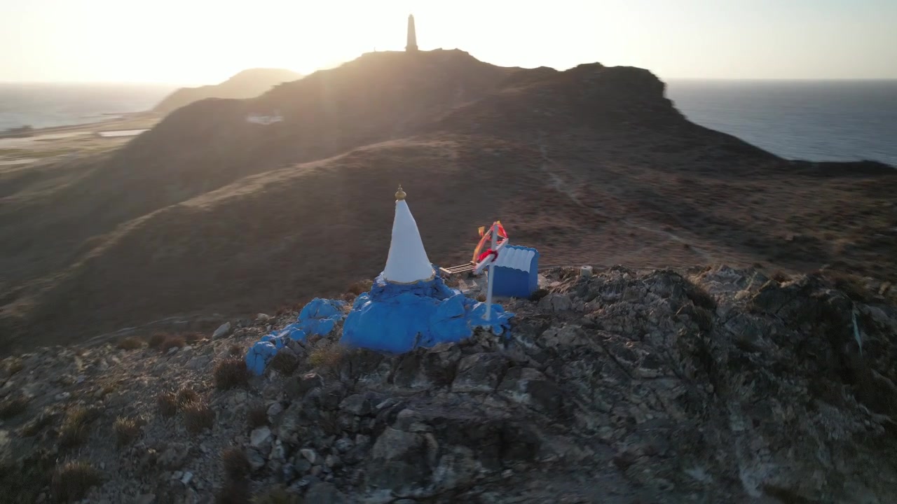 Luftfoto av Jomfruen av Dalen-monumentet og korset, et ikonisk katolsk landemerke med utsikt over Los Roques nasjonalpark, Venezuela
