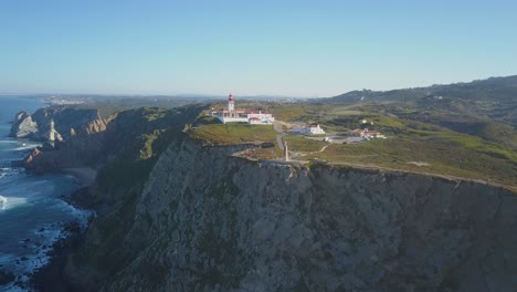 increíble vista gran colina en gran amanecer en sintra