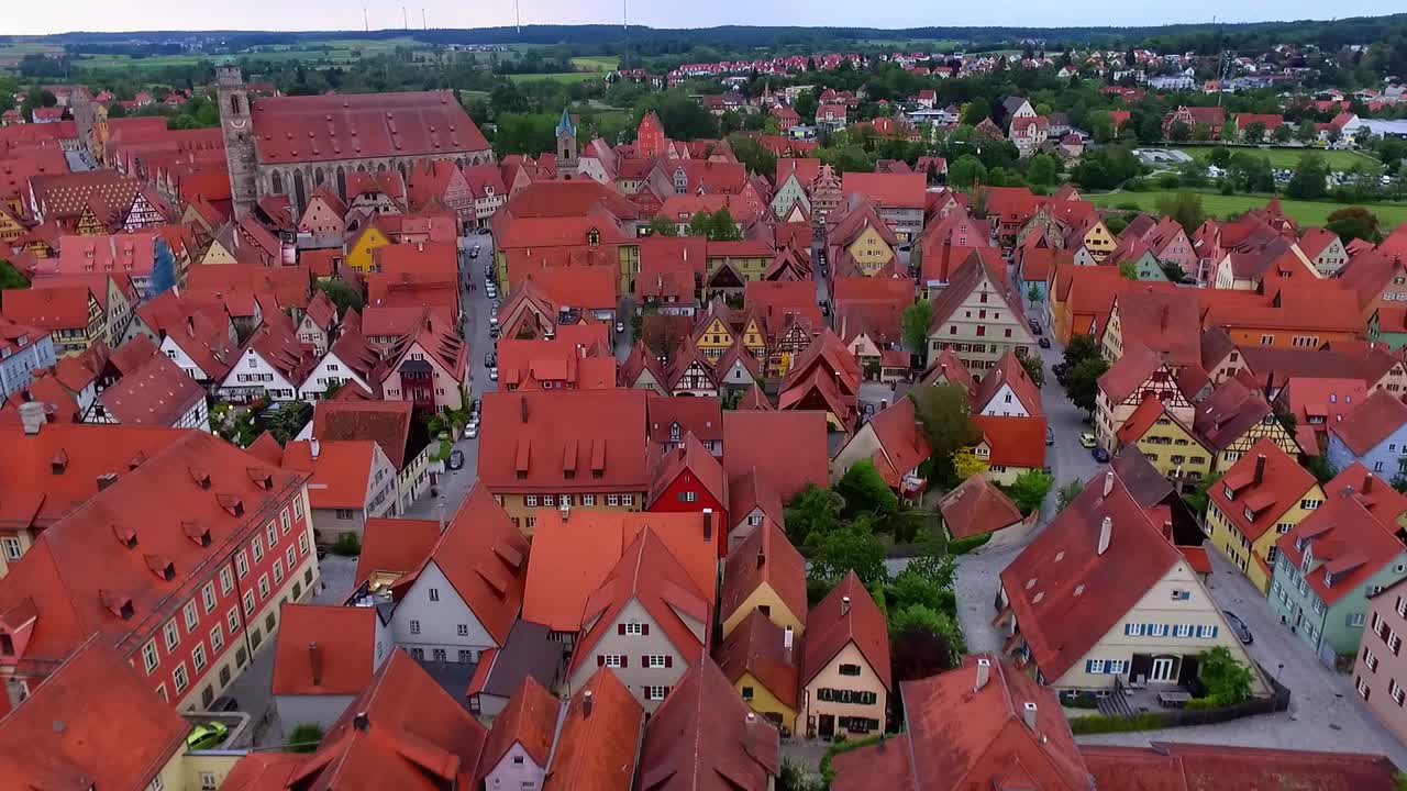 panorama de una antigua ciudad histórica en alemania un dron vuela sobre los tejados rojos de las casas de campo