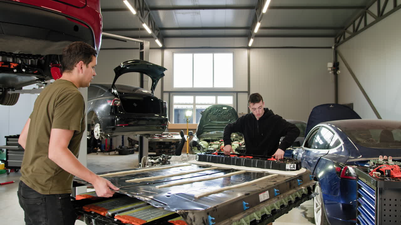 reparación de baterías de vehículos eléctricos en un taller