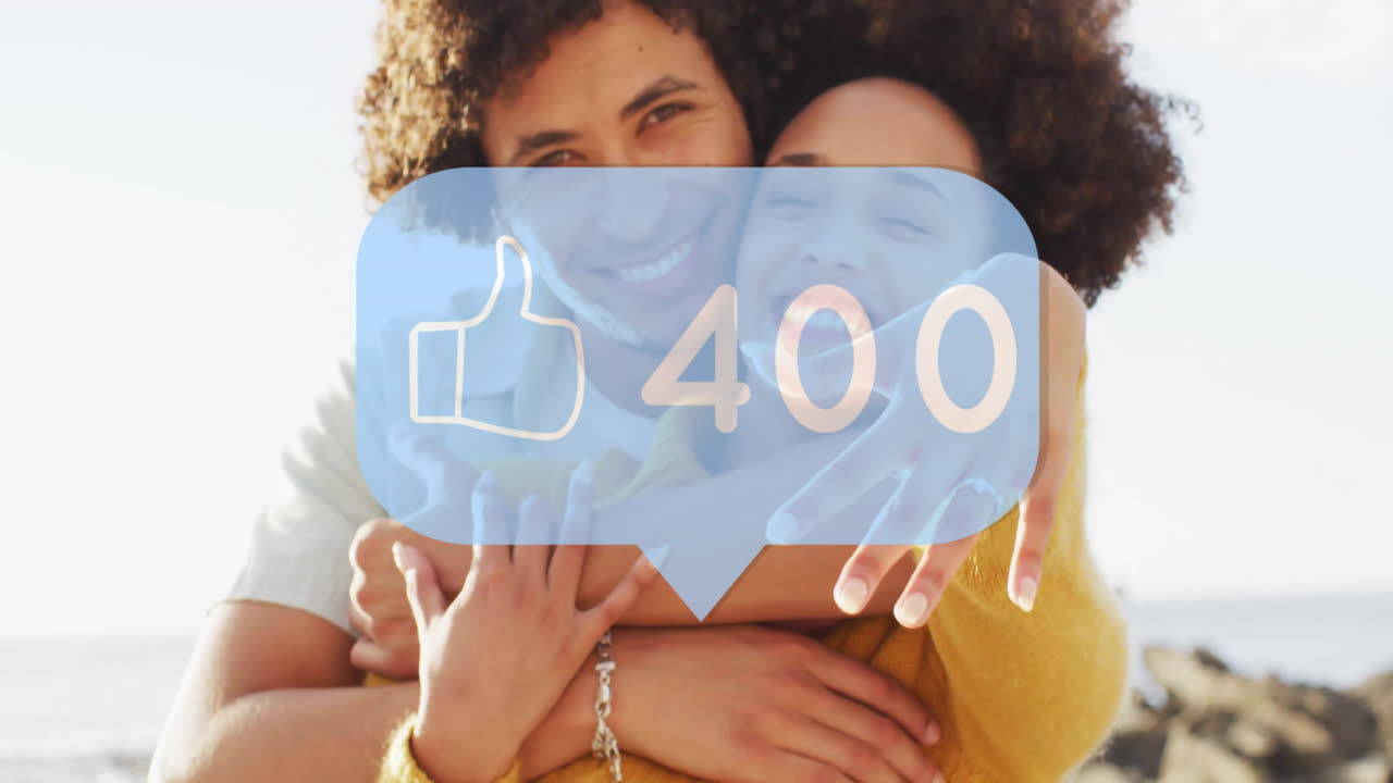 pareja abrazada en la playa con 502 likes de animación en el fondo