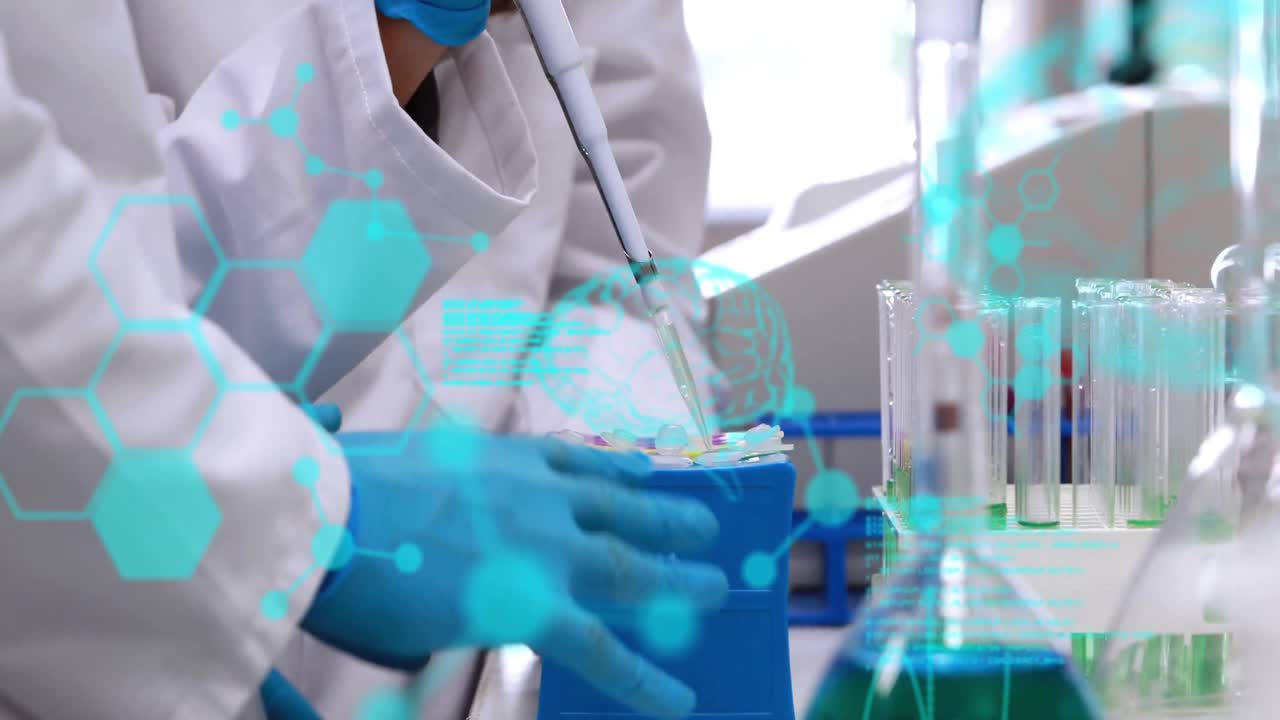 Técnico de laboratório selecionando ponteira de pipeta, aspirando amostra e dispensando em tubos com sobreposições de dados.
