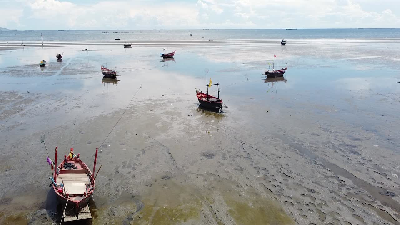barcos de pesca tradicionales atrapados en la arena durante la marea baja en las playas de tailandia - antena