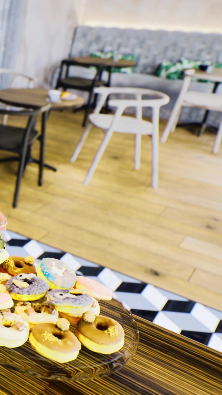 Dolci su un tavolo in un caffè elegante di giorno.