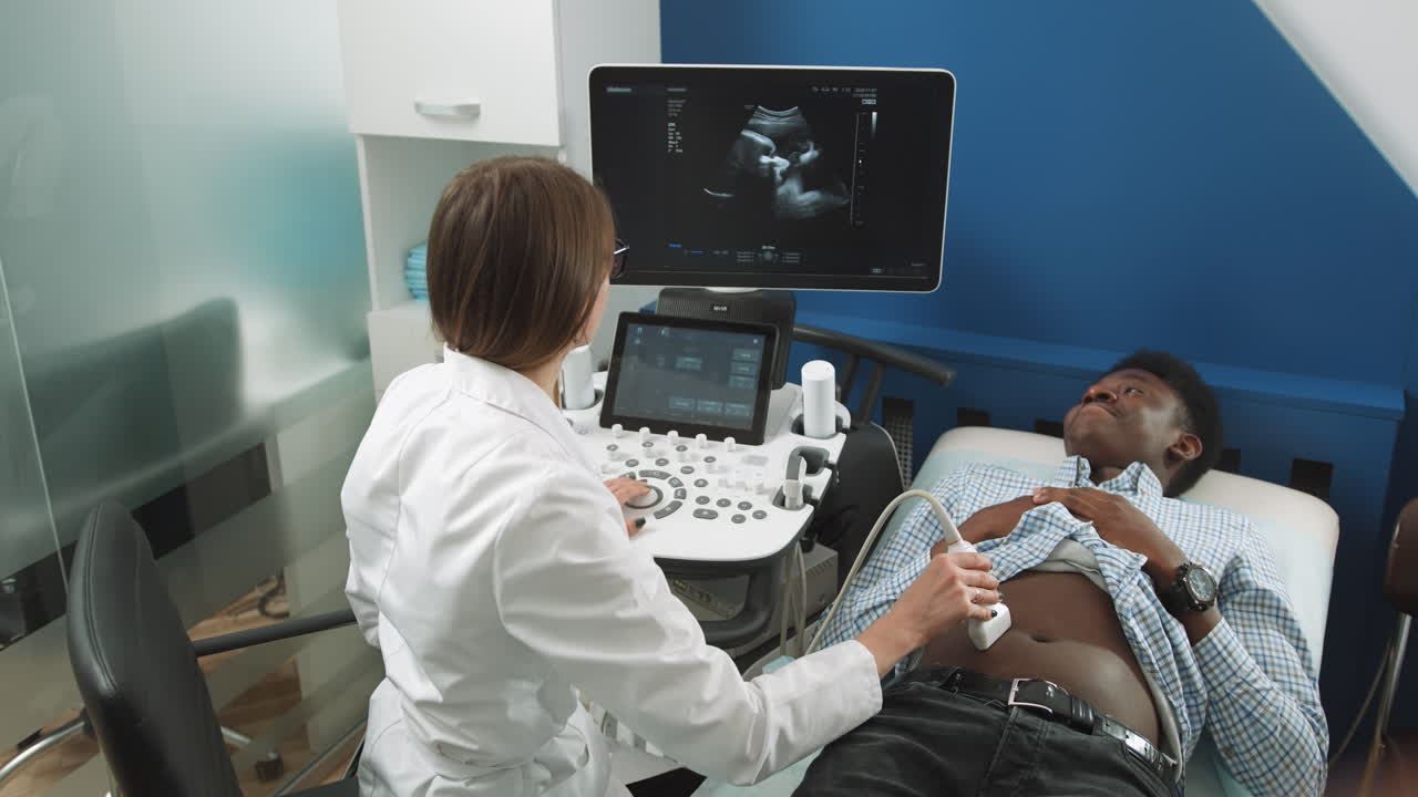 Medico che Esegue un'Ecografia su un Paziente