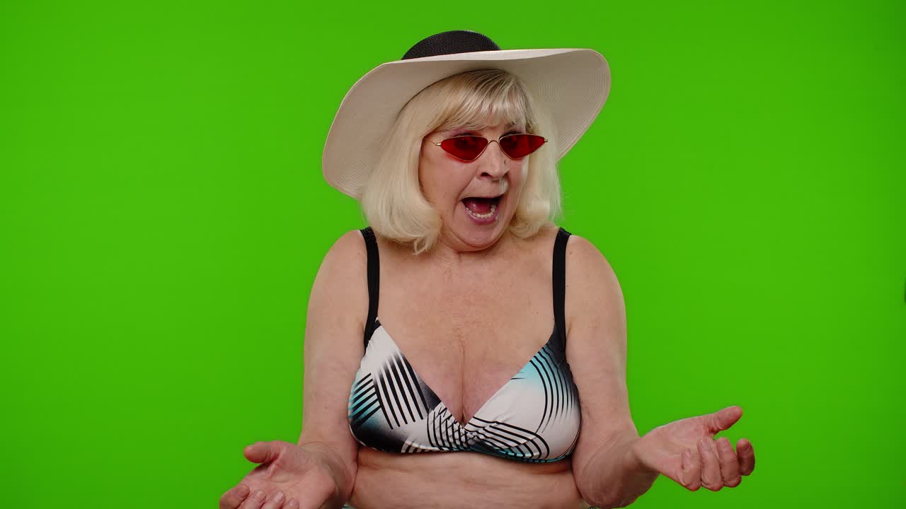 mujer turista de edad avanzada con conmoción levantando las manos, hacer pregunta qué, razón de la falla en la llave de croma