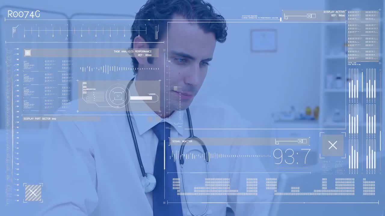 animación de la interfaz con procesamiento de datos contra el médico caucásico masculino usando la computadora en el hospital.