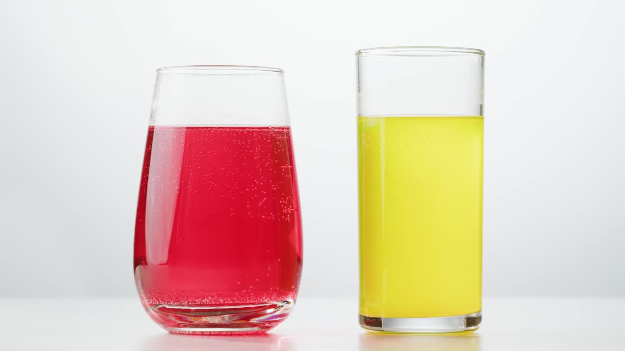 두 개의 다른 색의 음료를 손에 들고