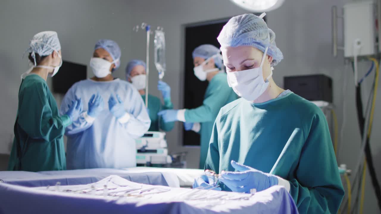 video de una cirujana caucásica sonriente comprobando los instrumentos en el quirófano, espacio de copia