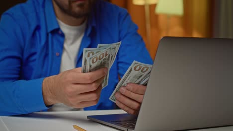 hombre de camisa azul. persona que cuenta el dinero. contando nuestra moneda.