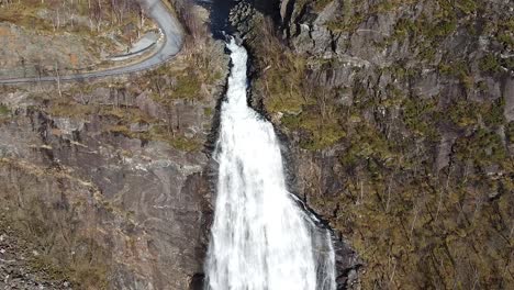 Cascada-Empinada-En-Noruega-Escandinavia