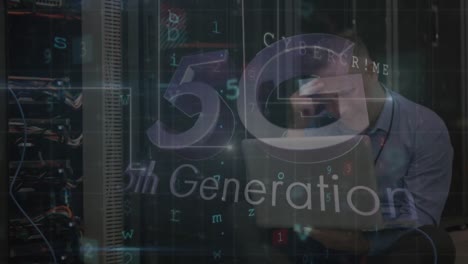 animación de texto de la generación 5g sobre un trabajador masculino caucásico de la sala de servidores