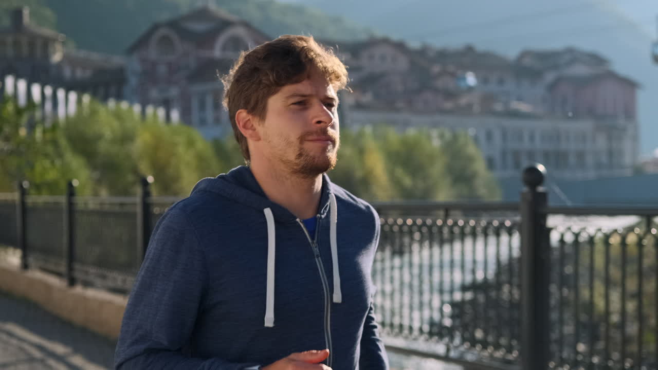 도시에서 달리는 남자