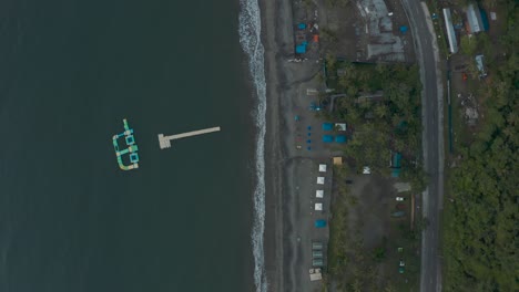 toma de arriba hacia abajo de un impresionante resort de playa en la isla tropical de tacloban, leyte en filipinas - toma aérea de drones