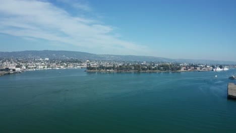 una gran bahía con un día soleado y veleros