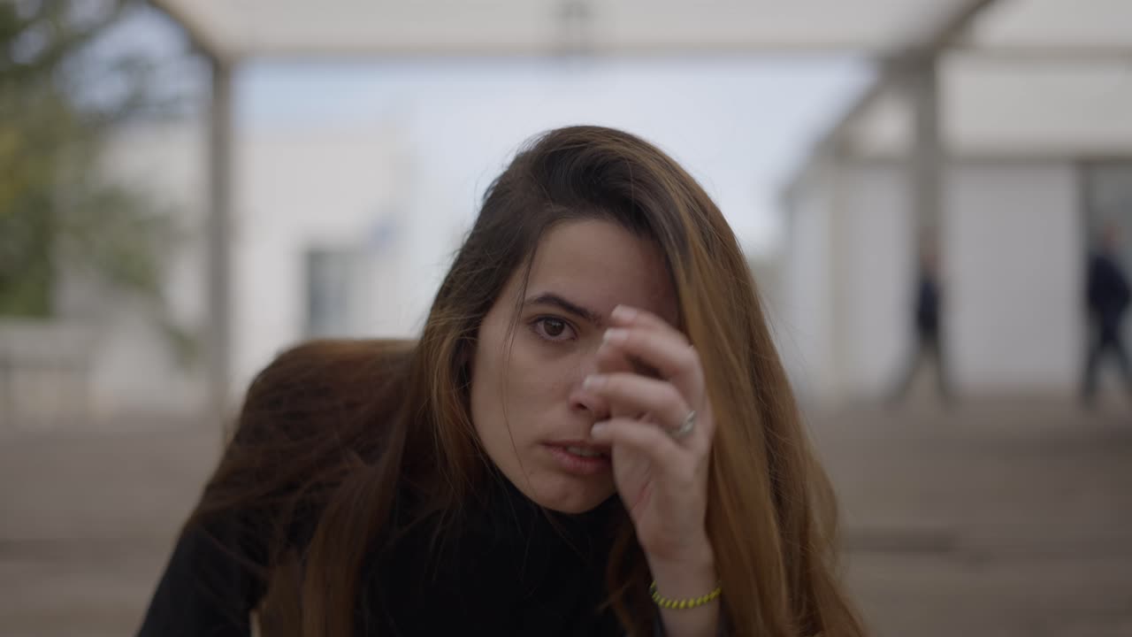 retrato de mujer en un entorno urbano