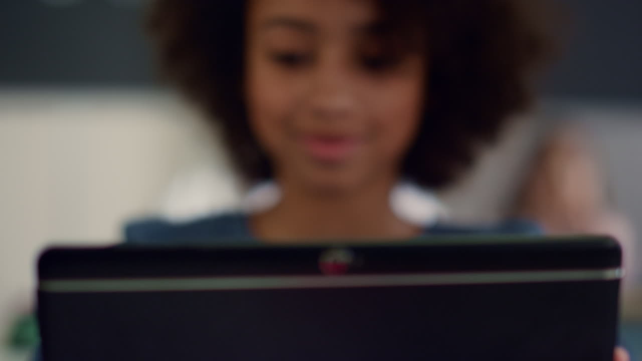 niño estudiando en la escuela con una computadora tablet. estudiante haciendo una prueba en línea en el pad
