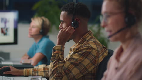 Equipo-De-Negocios-Con-Auriculares-Trabajando-Hasta-Tarde-En-El-Centro-De-Atención-Al-Cliente