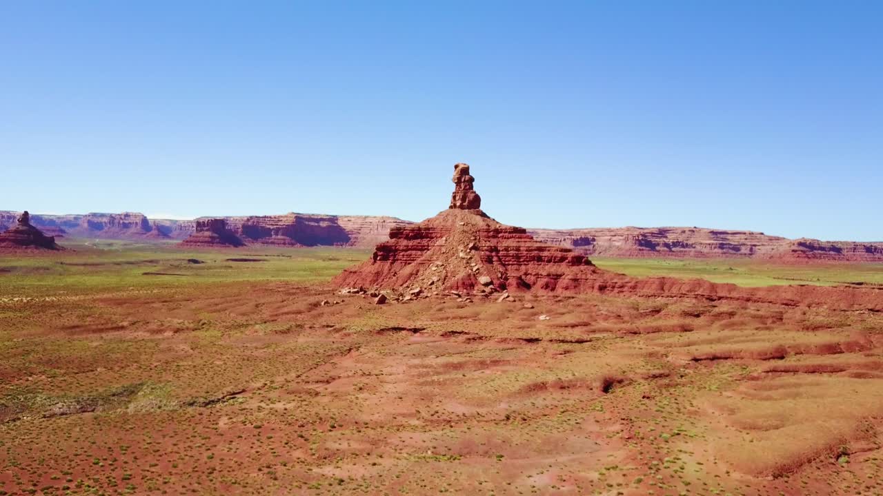 increíble antena a través de las colinas y formaciones rocosas de monument valley, utah