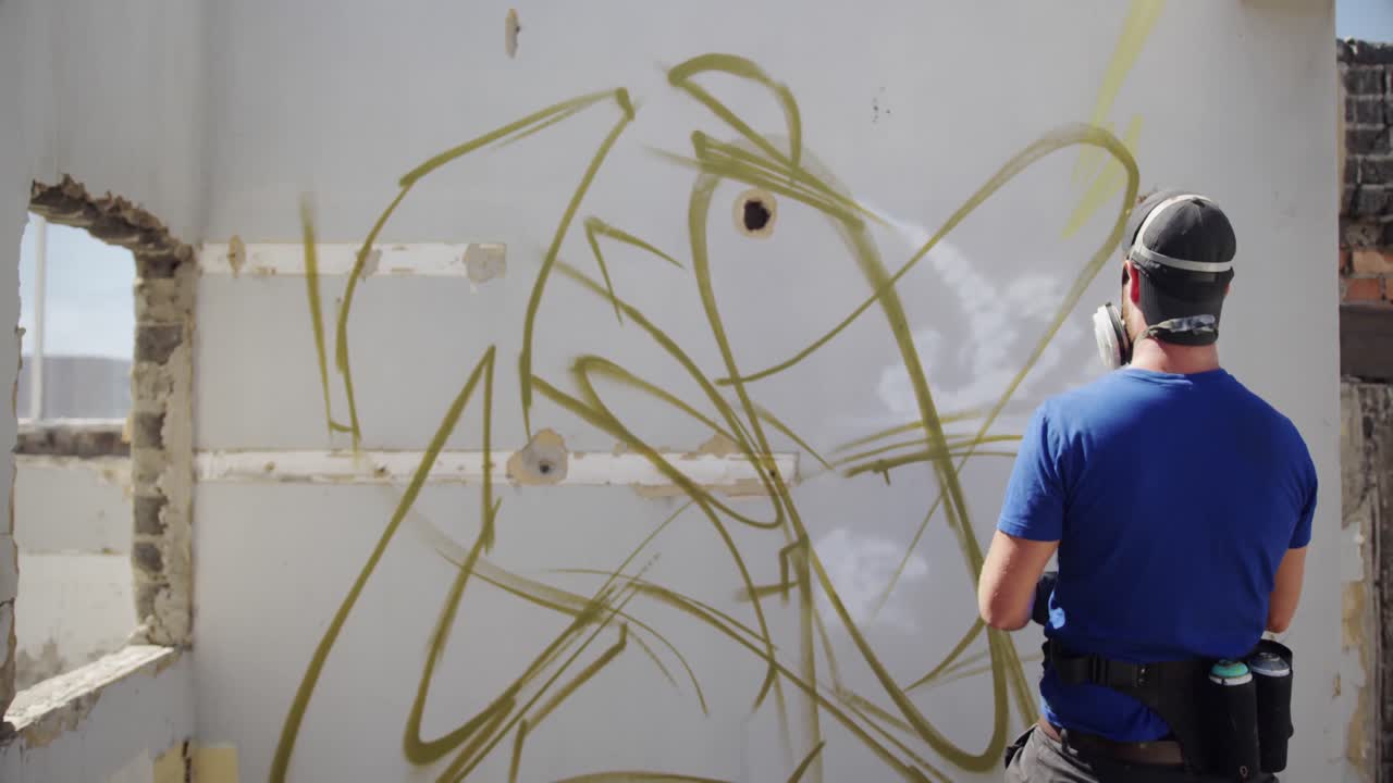 artista de graffiti mirando a la pared 4k