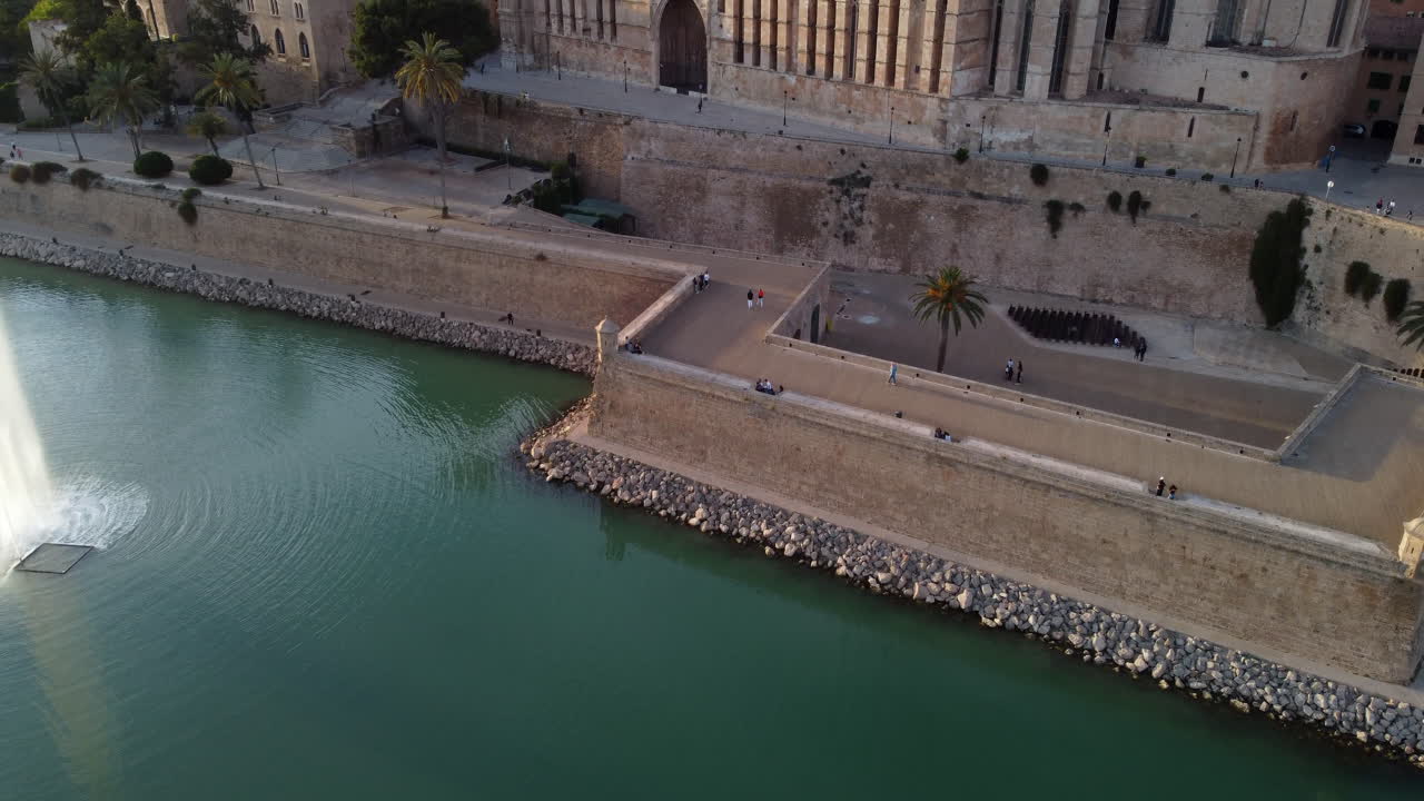revelación aérea de la catedral y la ciudadela de santa maría en palma de mallorca
