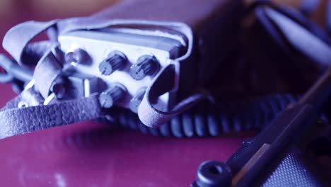 pistola y walkie talkie en la mesa, luces azules de la policía, concepto de investigación criminal