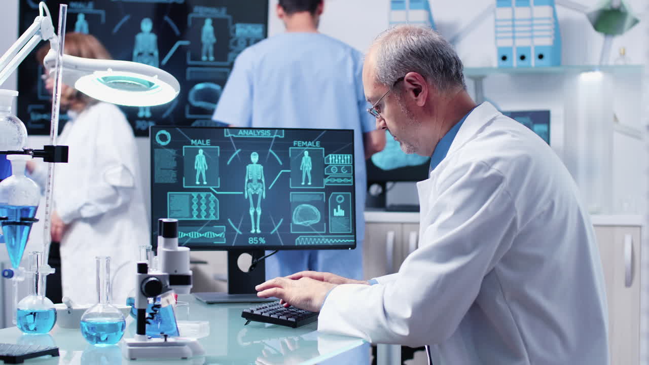 científicos que trabajan en un laboratorio médico