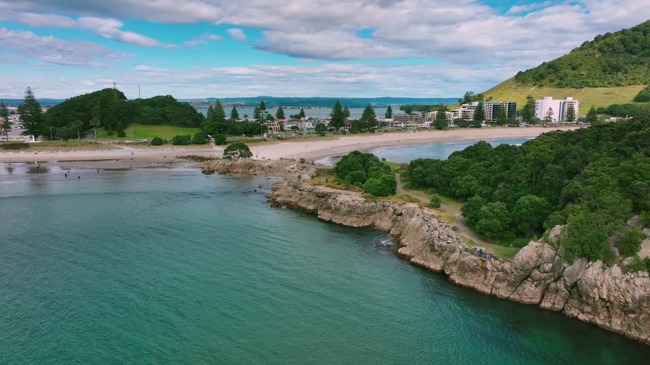 뉴질랜드 타우랑가 마웅가누이 산 주변을 비행하세요
