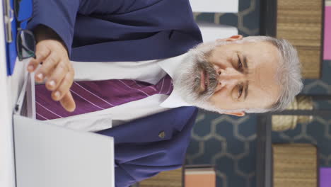 video vertical de un viejo hombre de negocios aburrido e infeliz.