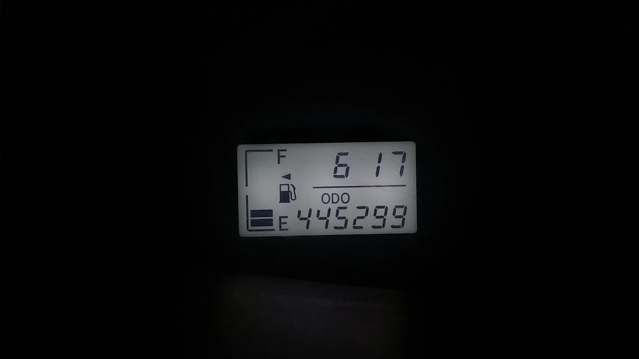 индикатор топлива на приборной панели автомобиля