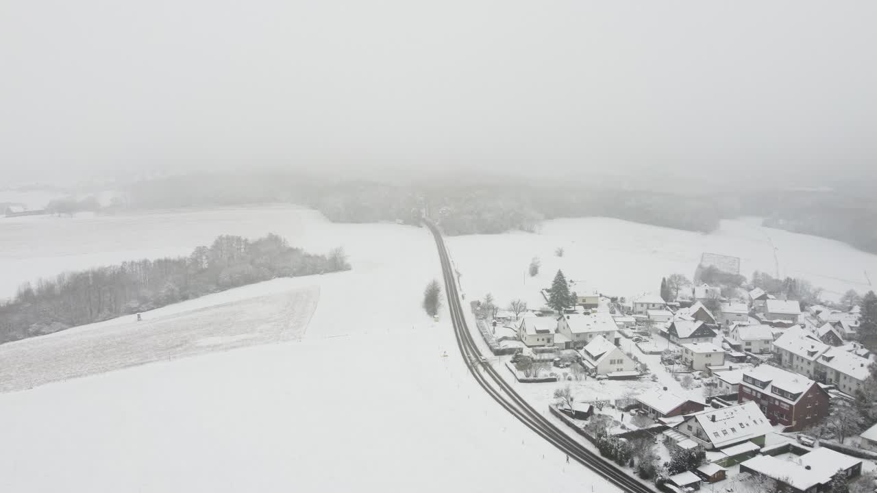 겨울 동안 매우  ⁇ 한 날에 숲으로 이어지는 작은 도로