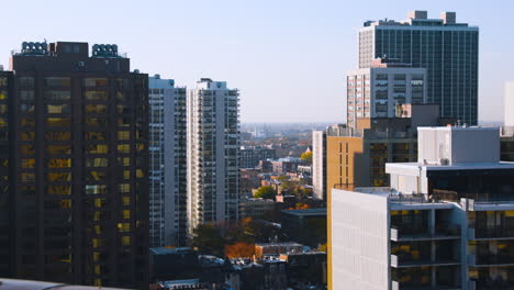 Weitwinkelaufnahme-Von-Hohen-Wohnhäusern-In-Der-Nähe-Der-Innenstadt-Von-Chicago