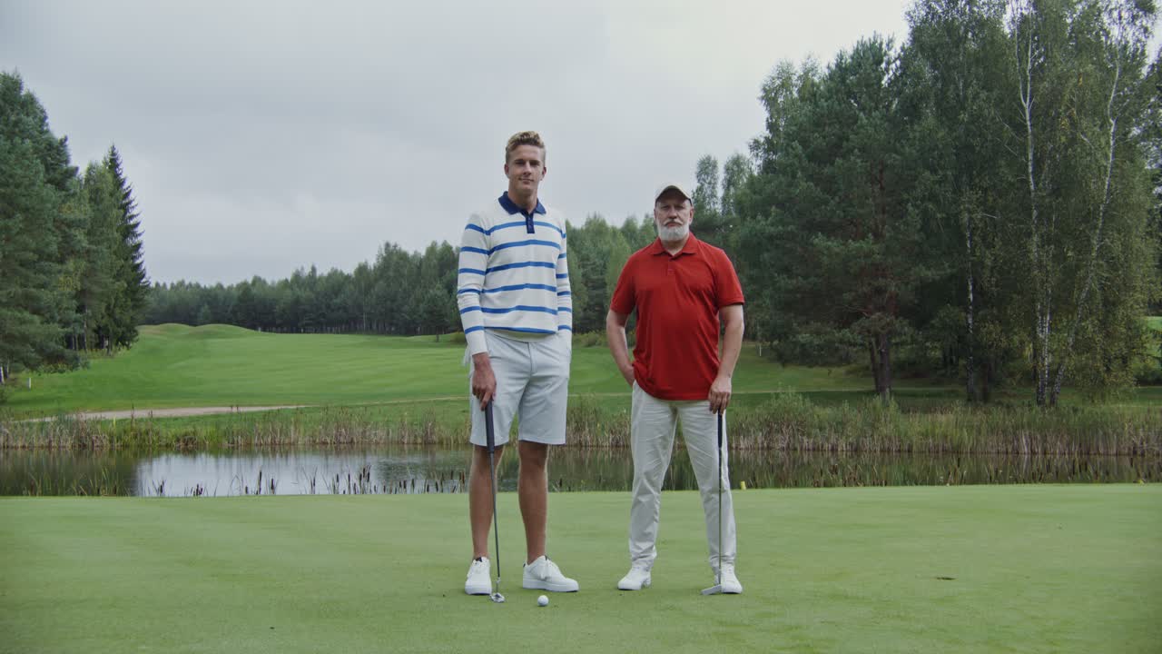 두 남자가 골프를 하고 있다