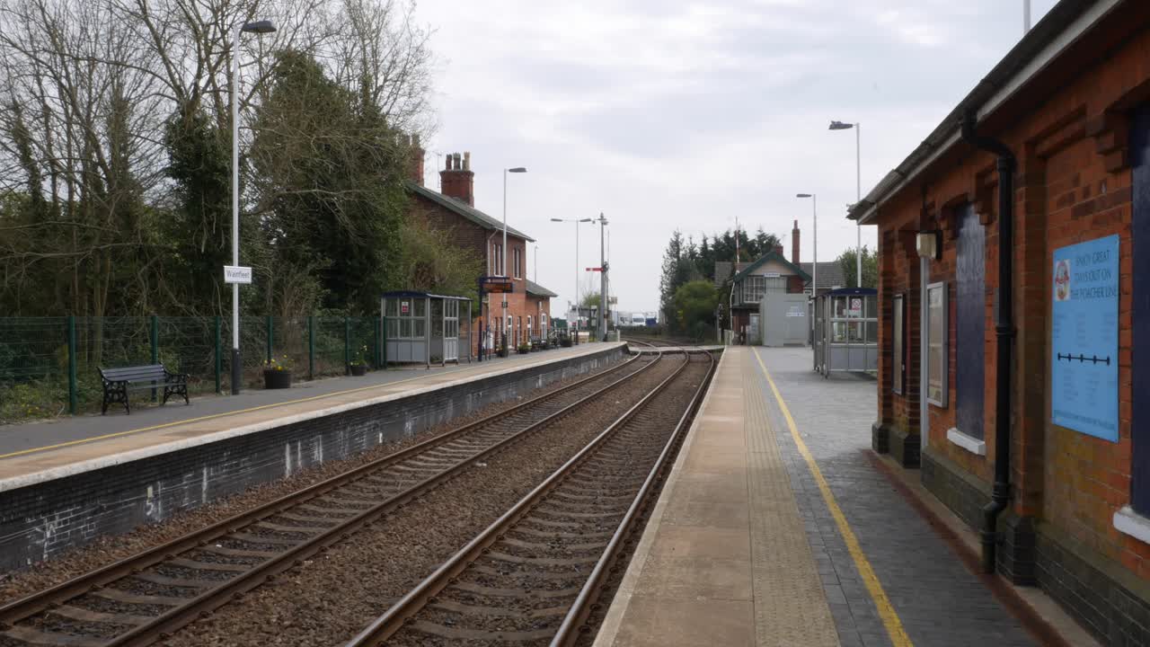 vieja y tranquila estación de tren de pueblo vacía en inglaterra