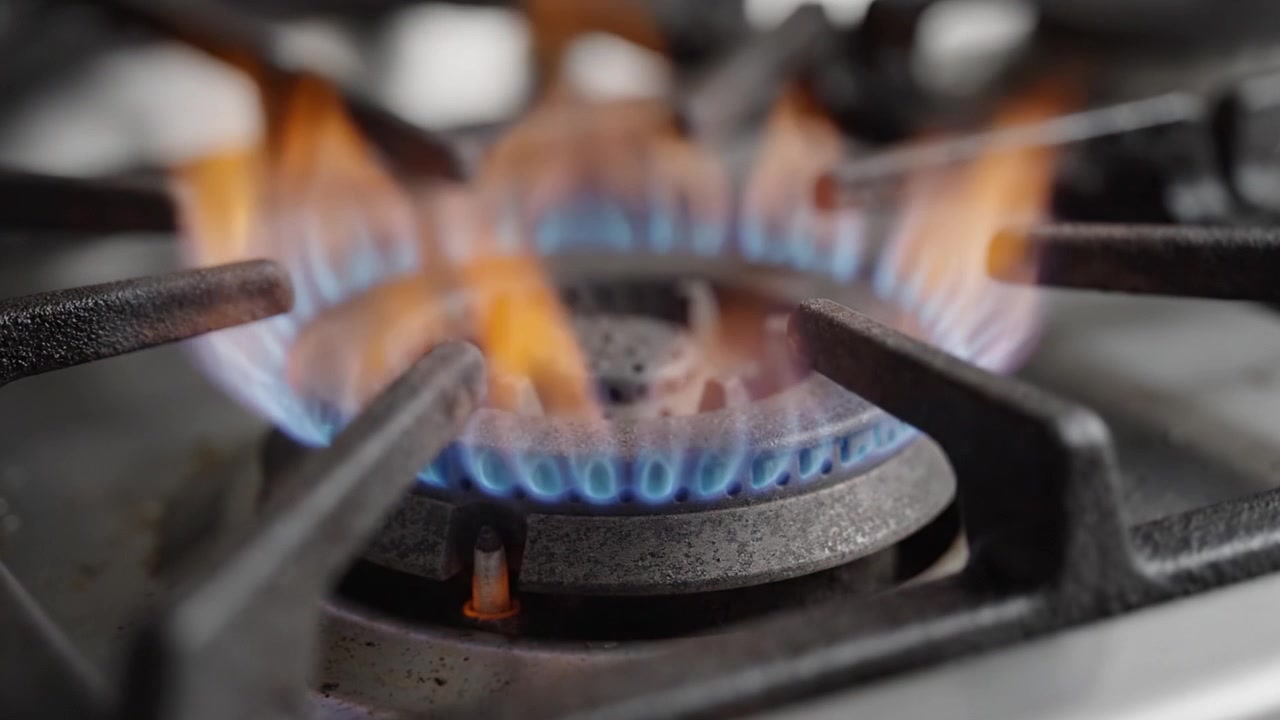The Transformation of a Gas Stove: From Inactivity to Ignition, Capturing the Dynamic Flames Erupting from a Burner in Two Distinct Frames