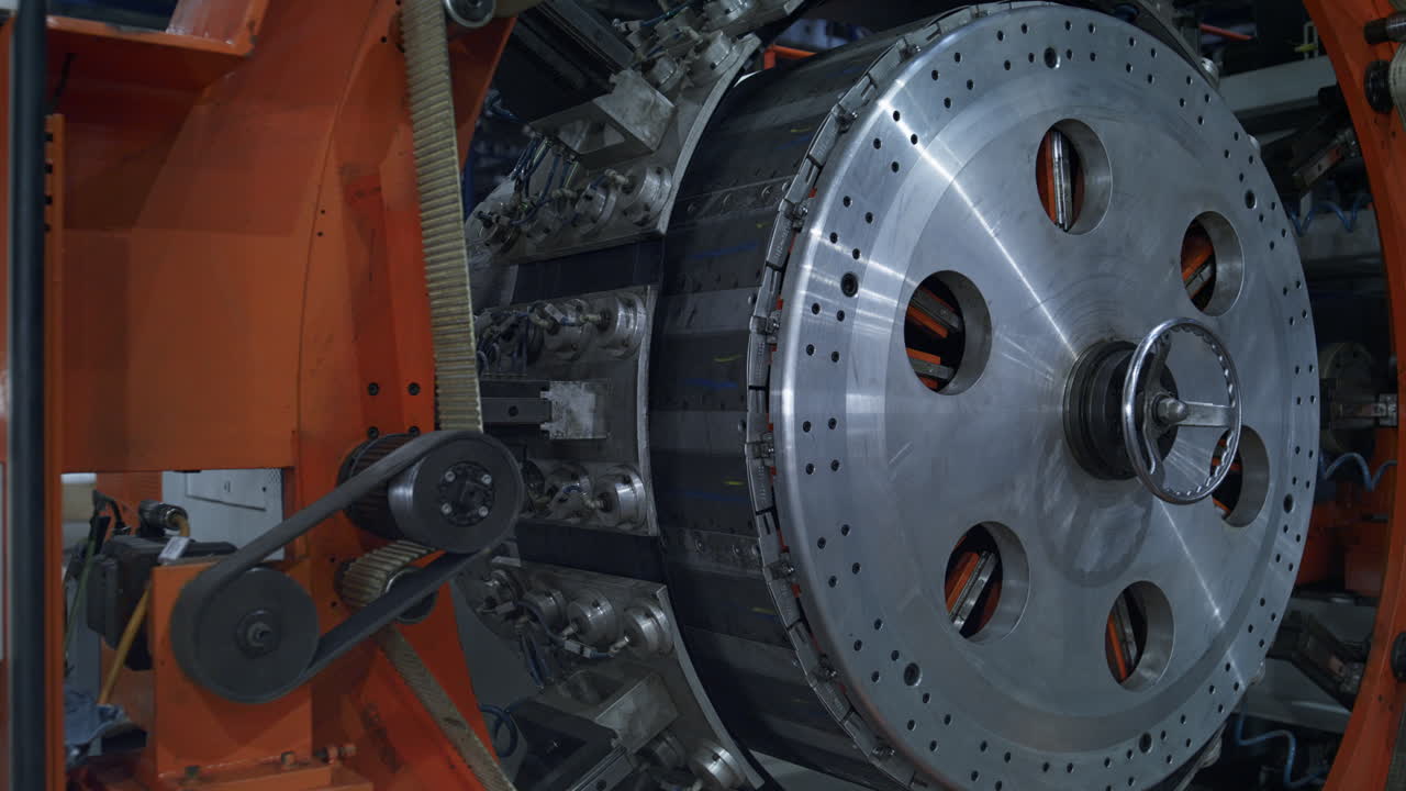 proceso de trabajo de la máquina redonda de neumáticos robóticos en una planta tecnológica automatizada