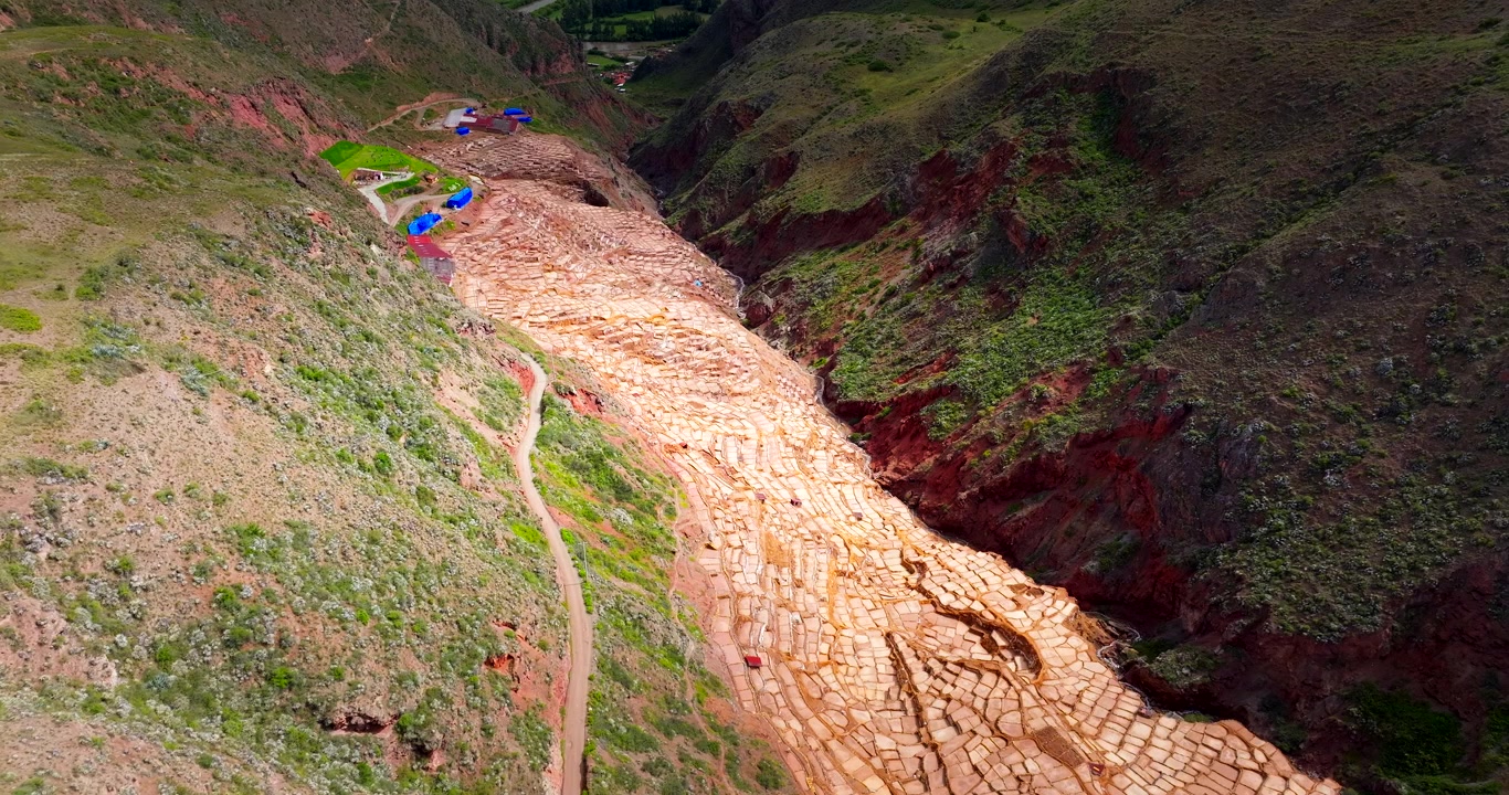 Estanques de evaporación de las históricas salineras de Maras en el Valle Sagrado de Perú, vista aérea