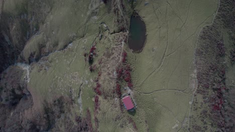 Drone-flight-over-Mt-Miune-in-Shikoku,-Japan-during-Autumn