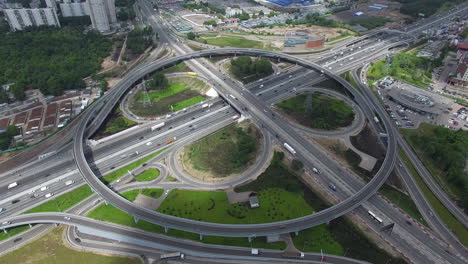 Vista-Aérea-De-Los-Intercambiadores-De-Transporte-Con-Tráfico-De-Rotonda.