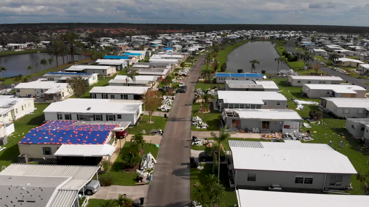 video de dron de 4k de casas móviles en puerto norte, florida dañadas por el huracán ian - 09