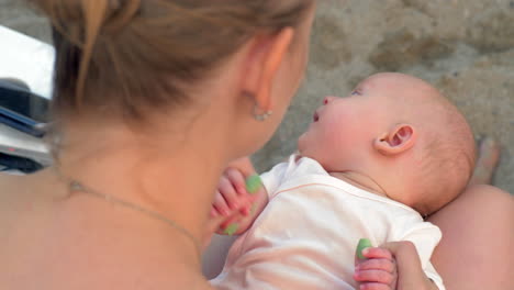 una niña adormecida en el regazo de su madre al aire libre