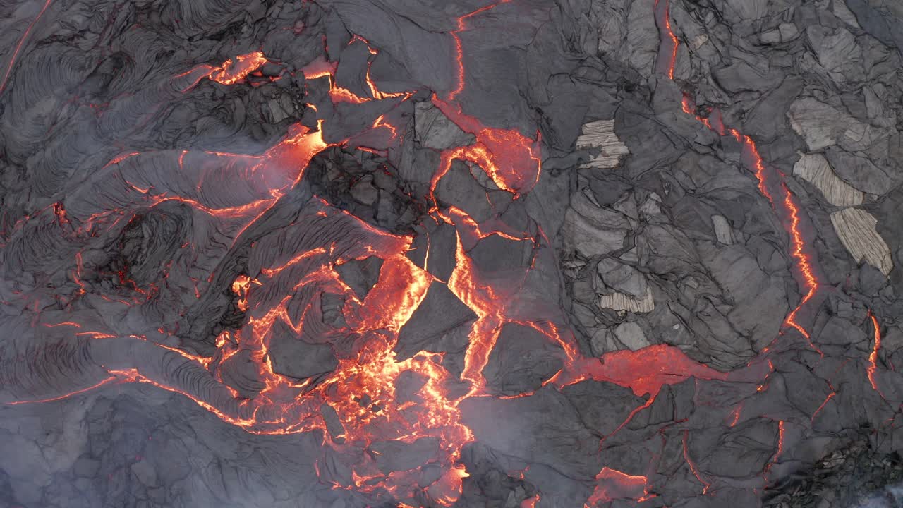 piezas de lava que fluyen sobre lava fresca en la erupción del volcán fagradalsfjall en la península de reykjanes en el sur de islandia