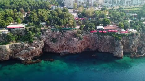 grandes rocas sobre el mar
