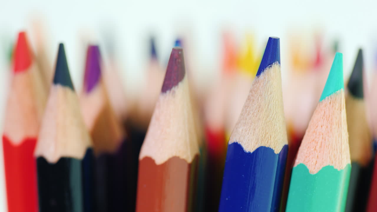 un juego de lápices multicolores sobre un fondo negro